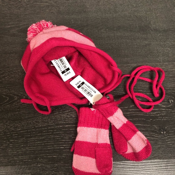 Knit hat and mitts for baby - Picture 3 of 3